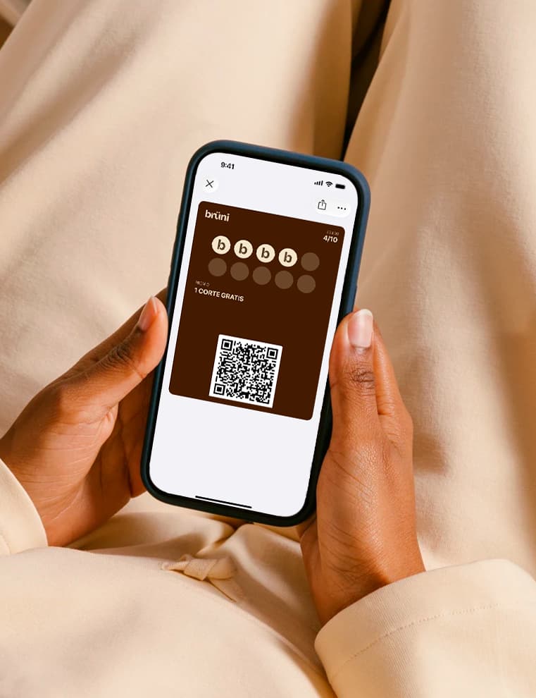 Tarjeta de fidelización de un negocio local en Apple Wallet en un iPhone